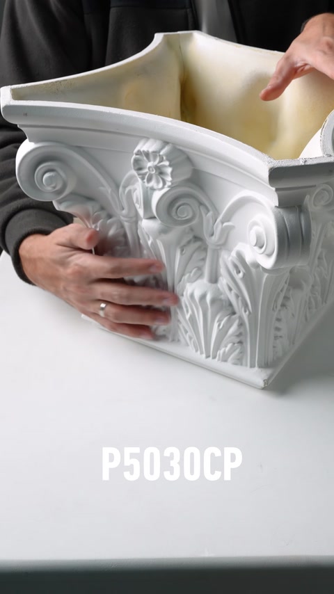 Capitel decorativ amplu, ornamentat cu volute și frunze clasice