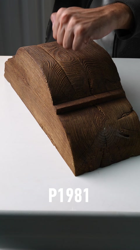 Grindă decorativă cu aspect de lemn și textură pronunțată