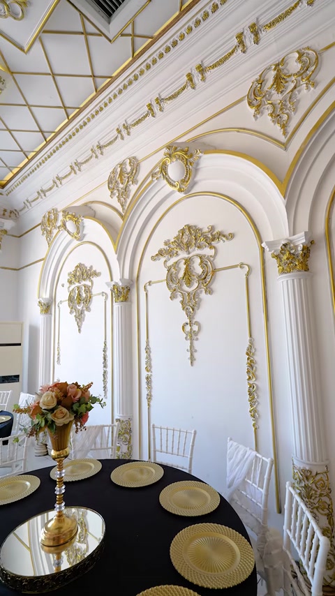 Arcurile decorative și coloanele încadrează peretele principal al salonului