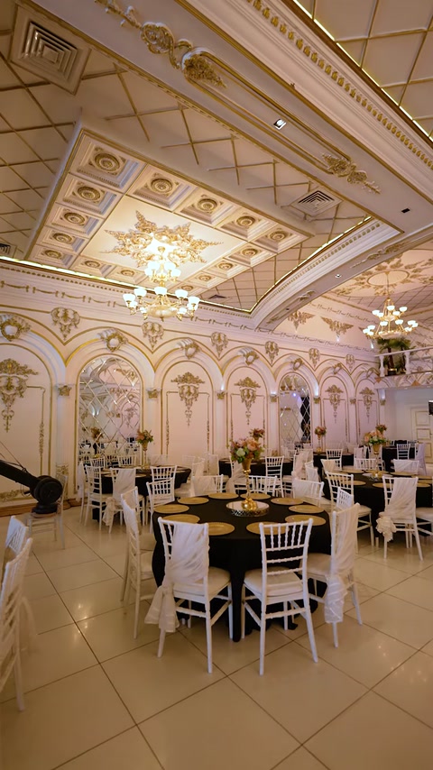 Profilele curbe ale tavanului evidențiază iluminatul decorativ al sălii