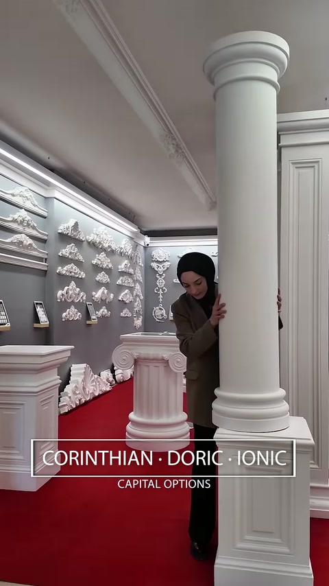 Capiteluri și coloane decorative comparate după stil și proporții.
