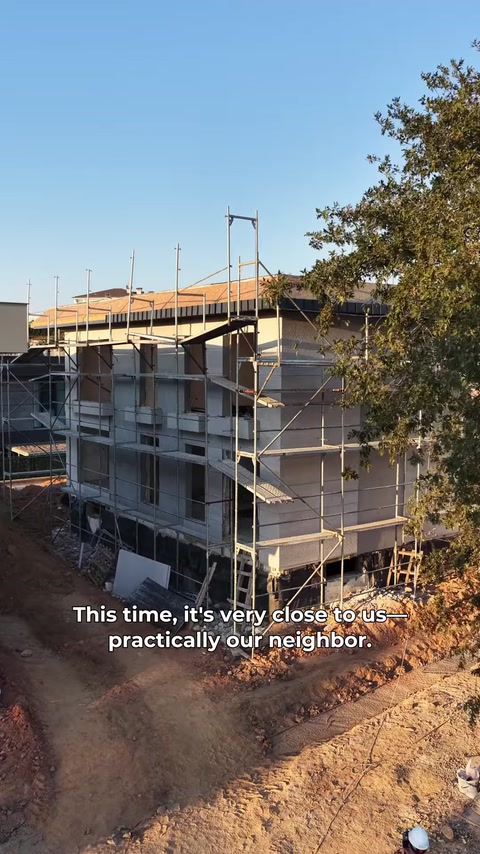 Vila aflată în lucru, înconjurată de schele metalice