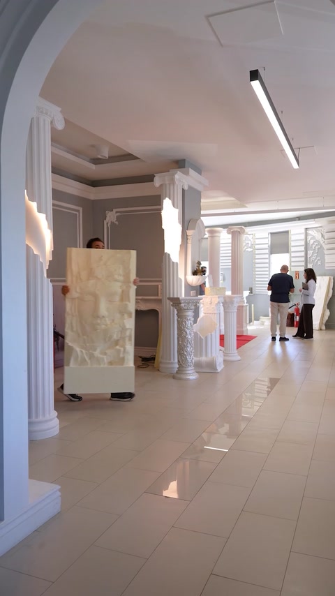 Panoul decorativ final este expus într-un spațiu interior amenajat
