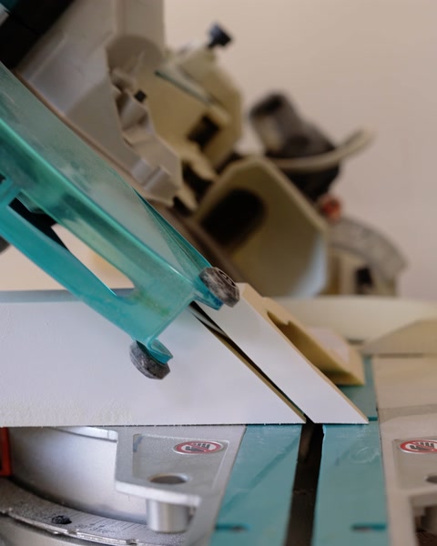 Mașină CNC taie o matriță pentru fabricarea pieselor.
