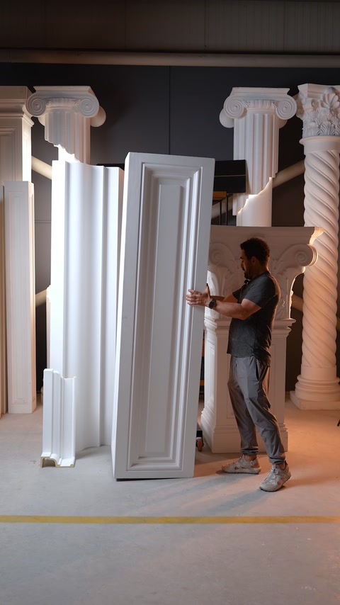 Profile verticale și panouri decorative mari expuse în atelier
