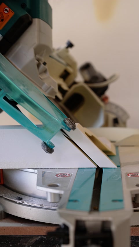Tăierea precisă a unui profil decorativ cu utilajul din atelier