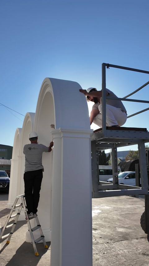 Echipă instalând o arcadă monumentală pe structura exterioară