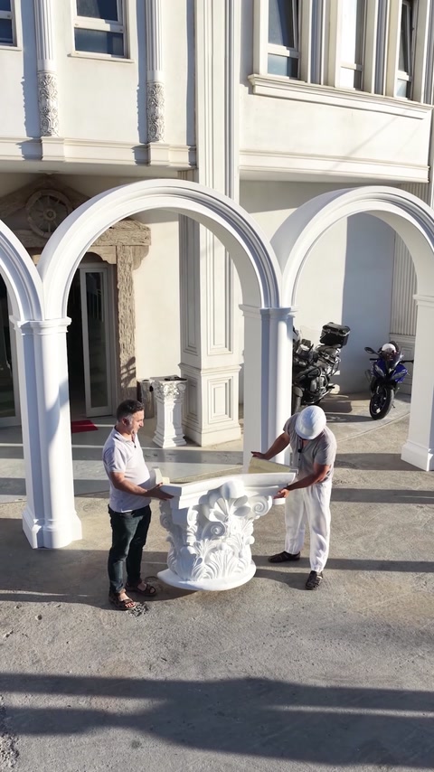 Arcade și coloane decorative pregătite pentru asamblare la exterior
