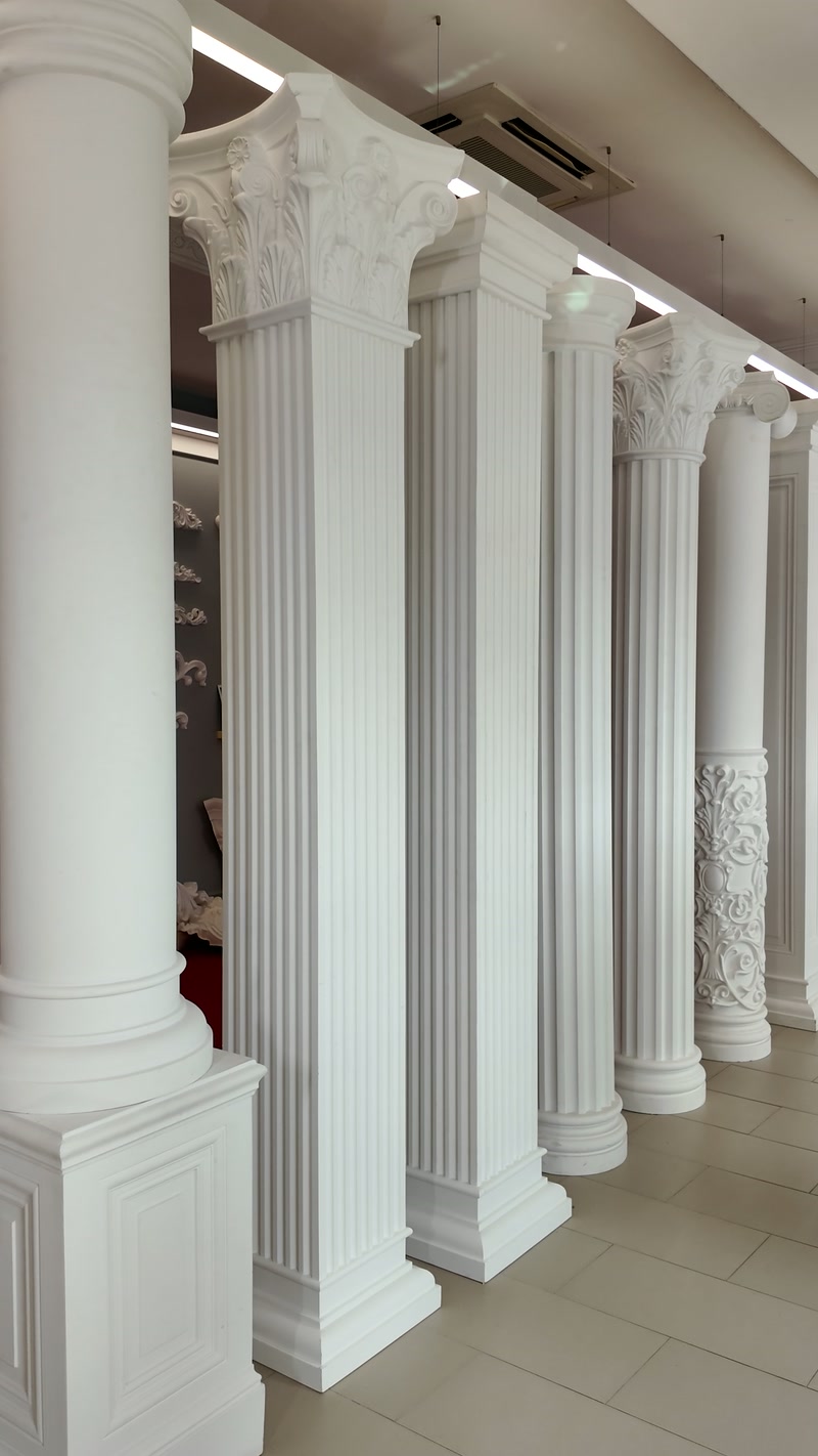 Coloane decorative, capiteluri și ancadramente în showroomul Polure