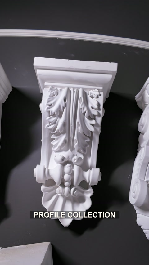 Capitel decorativ cu frunze și volute sculptate