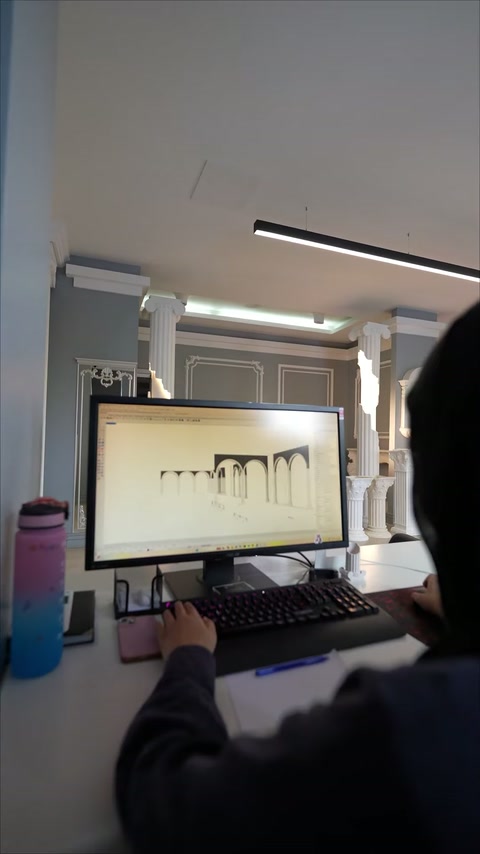 Schiță digitală pentru arcade decorative susținute de coloane clasice