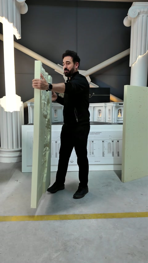 Meșterul întoarce panoul vertical pentru a dezvălui basorelieful decorativ.