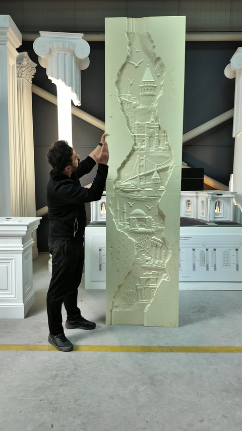 Prezentatorul urmărește conturul stâncos care încadrează monumentele în relief.