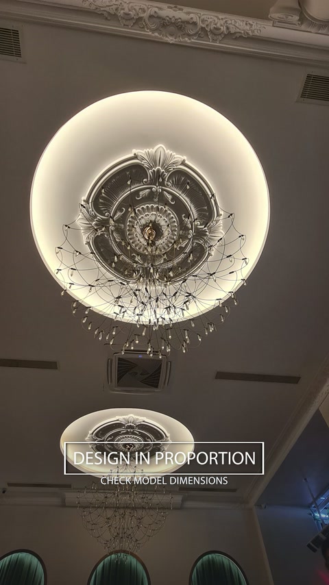 Tavan amenajat cu rozetă centrală, iluminare circulară și candelabru.
