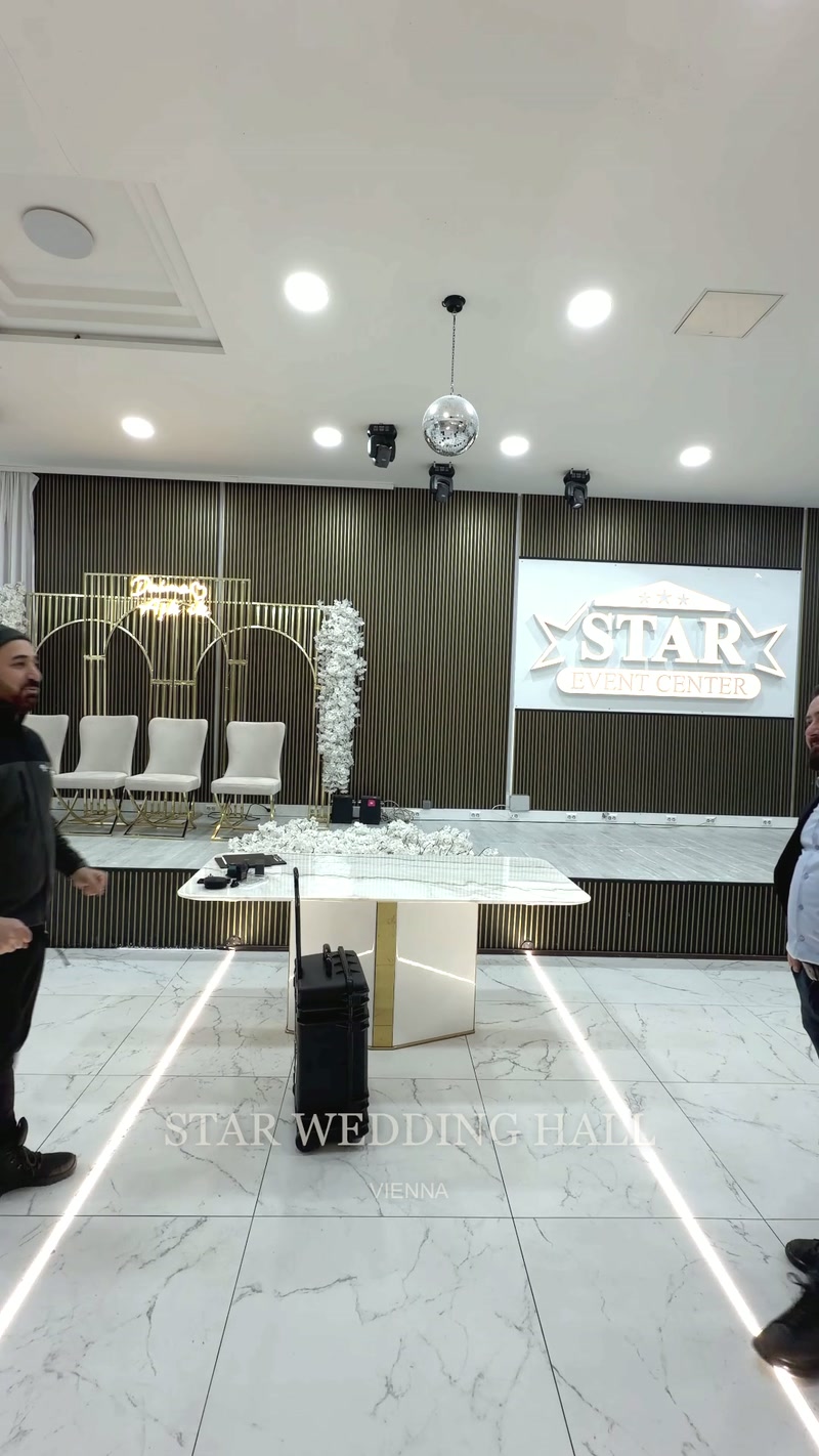 Design de salon de nunți cu rozete, cornișe și coloane din poliuretan