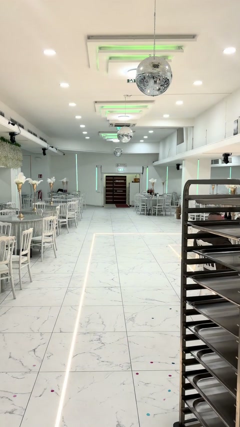 Spațiul existent cu plafon simplu și mobilier pentru evenimente