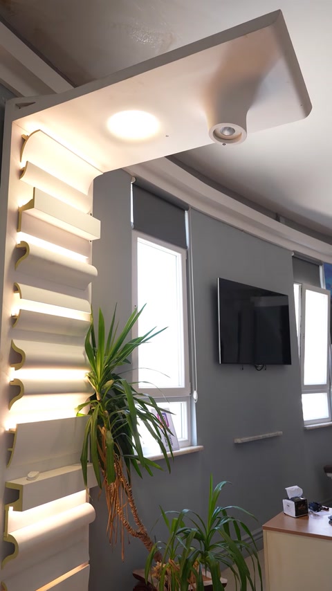 Profil decorativ curbat iluminat, aplicat la îmbinarea cu tavanul