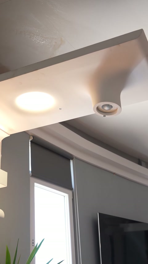 Detaliul superior al ferestrei arată lumina plafonului lângă profilul liniar.