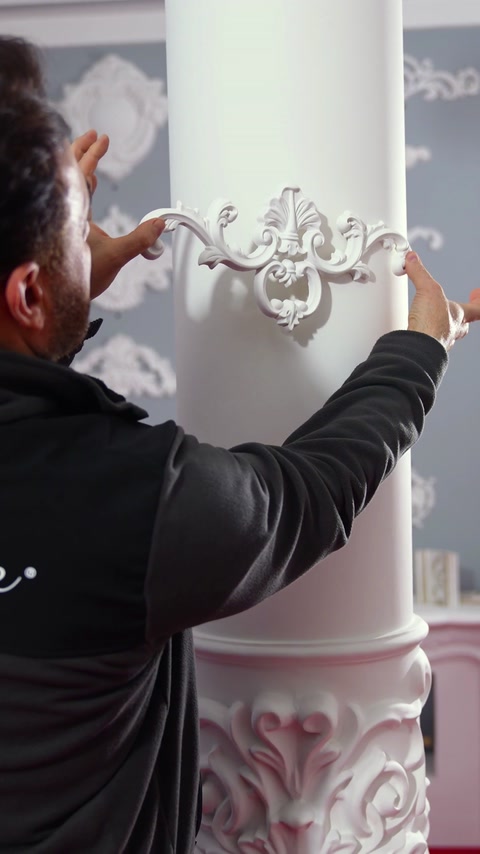 Ornament flexibil din poliuretan pentru o coloană rotundă