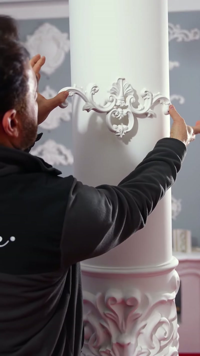 Elemente decorative flexibile pentru suprafețe curbate