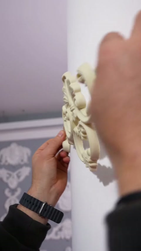 Detaliu lateral al motivului floral adaptat formei cilindrice a coloanei