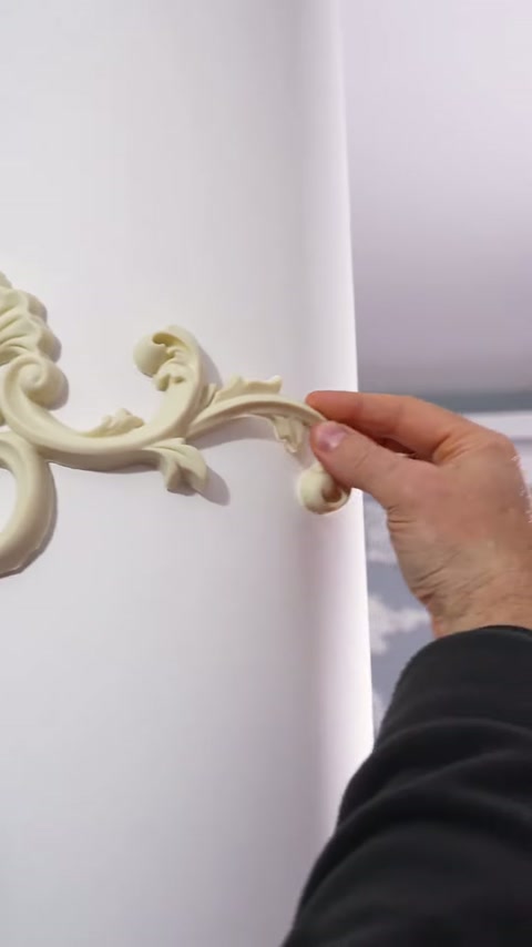 Ajustarea unei volute decorative pe corpul neted al coloanei
