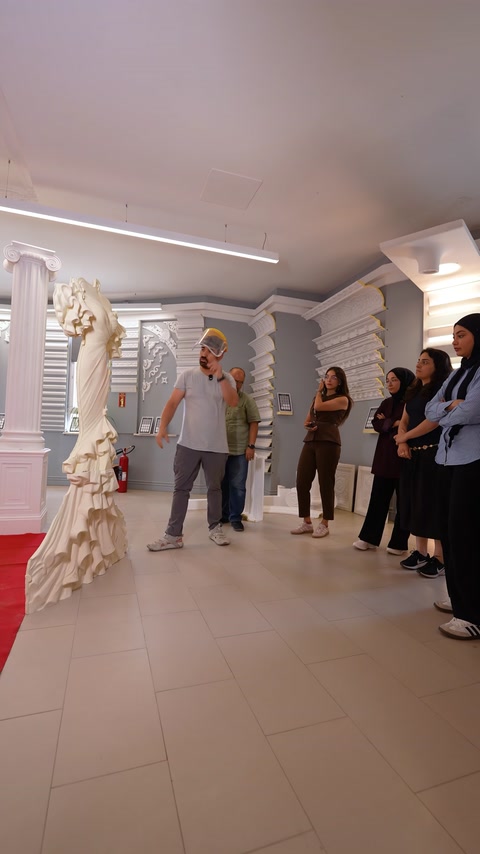 Echipa observă relieful unei rochii de mireasă montat pe coloană
