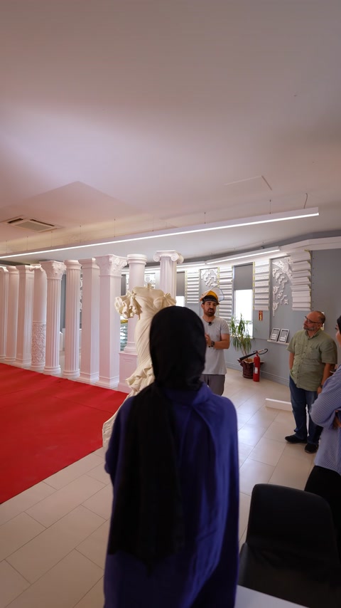 Coridor cu coloane clasice și reliefuri decorate din poliuretan