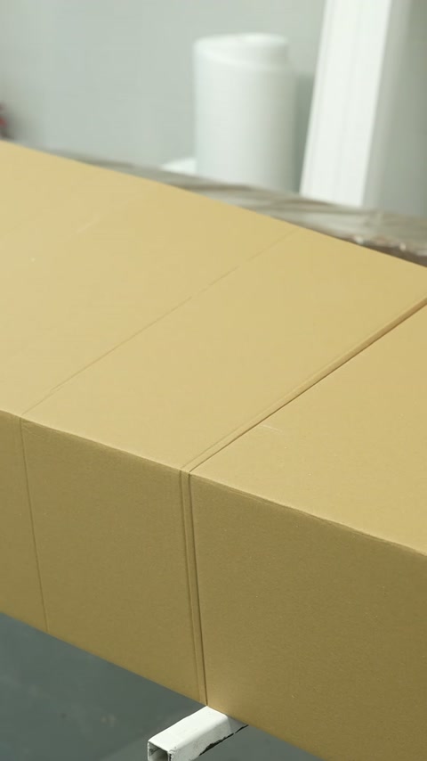 Blocurile de material sunt trasate înaintea debitării în atelier.