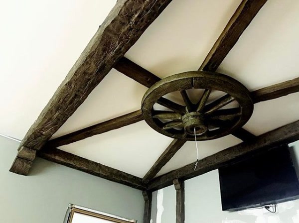 The Allure of Wooden Log Homes with Poliuretan Beams: A Desirable Feature in the Real Estate Market