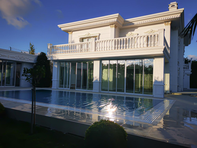 Polyurethane Jamb Villa exterior decoration Polyurethane is a durable and lightweight material used for villa exterior designs. You can remove panels of square meters with one hand.