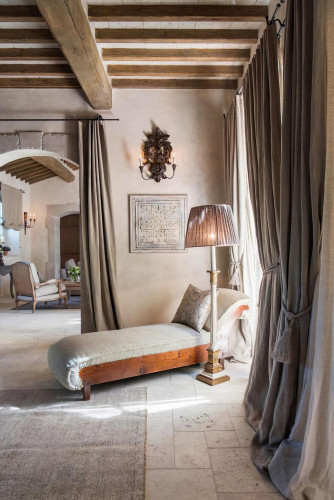 The most popular rustic ceiling decoration models The most important element in rustic decoration is definitely handmade and natural pieces. Pieces made of natural materials such as wicker bamboo or rattan are easily used in rustic decoration. In fact, when we think that these materials are very important for decoration, why these products are given more space in places such as summer houses, farmhouses. And we can understand that rustic style is more preferred in these places. In a rustic style decorated area, these natural materials are accompanied by stones or tiles, which also attract attention with their details. Ceramics with handmade patterns on them, marble or natural stones are among the indispensables of rustic style. Not to mention the materials. Furniture colored with colored varnish instead of unprocessed wood paint, metal parts, porcelain and ceramics are among the materials that can be used to strengthen this style. You can use these materials from nature with all natural colors, especially earth tones.