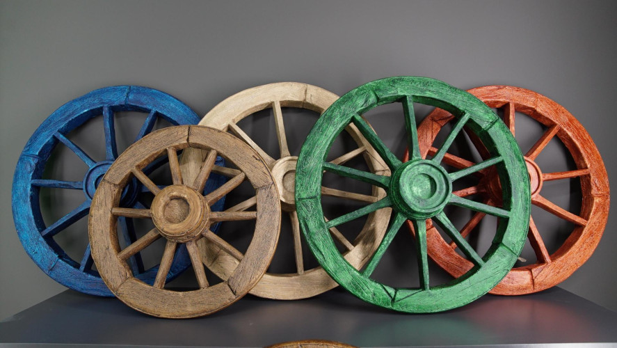 Wood look polyurethane horse cart wheel Polyurethane trolley wheel with natural wood look Unit prices You can use it outside and inside. Decorative colors for wooden wheels.