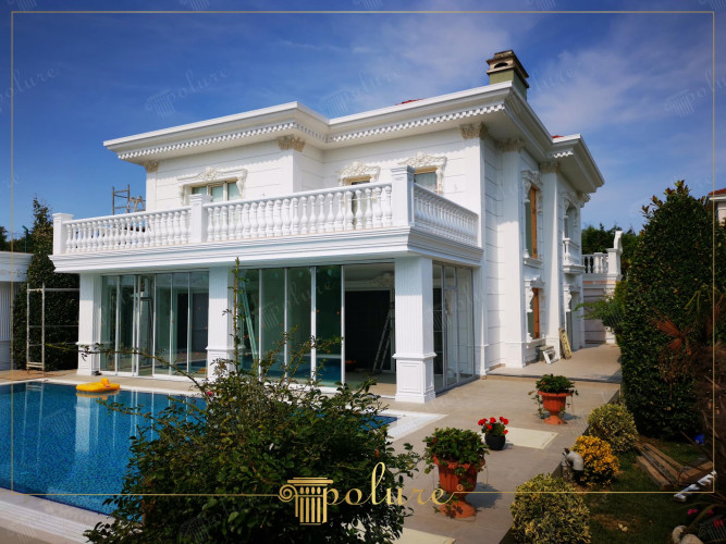 Contemporary Touches in Classic Villa Architecture Classical villa exteriors represent beauty and magnificence. Generally symmetrical, these villas attract attention with their elegant columns and detailed decoration. Large windows and doors allow plenty of natural light in. The polyurethane material used on the facades adds a historical atmosphere to the structure. Wide roof eaves and elegant balconies are classic. It complements the architectural style. The villas look like works of art with their green gardens and landscape designs. These villas stand out as different structures where the elegance of the past meets modern life.