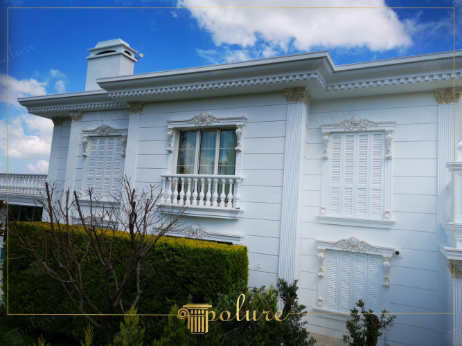 An Elegant Touch to Your Home Classic Exterior Decorations and Polyurethane Panel Applications Classical exterior designs are ideal to give your villas an elegant and sophisticated appearance. The villa shown in the picture offers an exterior rich in elegance and aesthetics. Polyurethane columns and Corinthian column capitals add a classical atmosphere to the building, while window jambs and badastrol details create a rich composition. Eaves moldings are added to the exterior. While adding depth and character, polyurethane panel coverings provide an aesthetic texture to smooth wall surfaces. Each of these elements is a combination of modern materials and traditional design in terms of both durability and visual integrity. Especially the use of badastrol brings aesthetics to the fore in outdoor details such as balconies and window sills. These features are classic exterior facades It offers rich and diverse options for those looking for decoration.