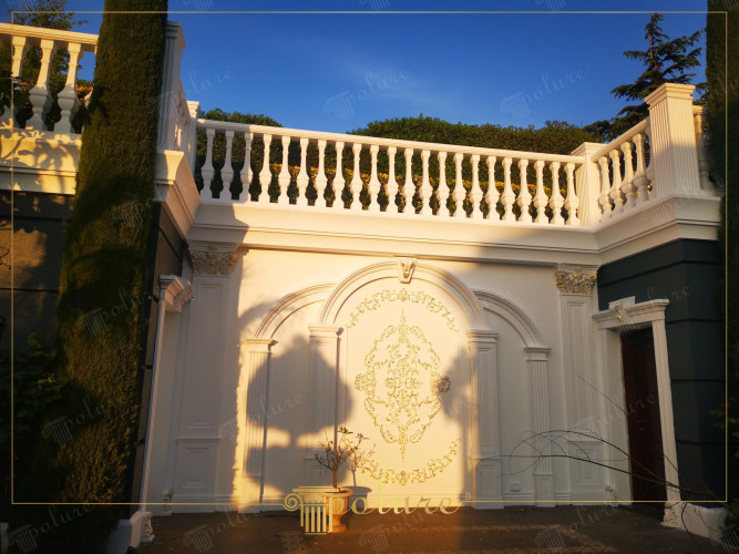 Classical Architectural Magnificence Polyurethane Trims and Curved Arches Details that reflect the essence of classical architecture come to life on the exterior of this villa. Polyurethane columns and elegant Corinthian column capitals form an aesthetic foundation, while the curved arch jamb adds a romantic atmosphere to the architecture. Eaves molding and badastrol details decorate the upper part of the building, while handrail designs frame the balconies with elegance. The decorations and jamb ornament shown in this picture It is completed with polyurethane panel coating techniques that combine traditional design with modern material advantages. This facade design, where light and shadow make the decorations more evident, adapts classical architecture to a modern living space and has the potential to transform any outdoor space.